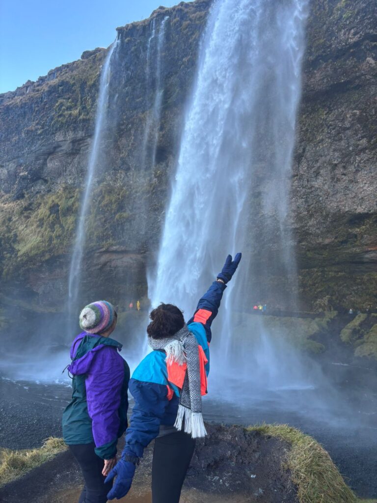 islandia-cachoeira-seljalandsfoss-dupla