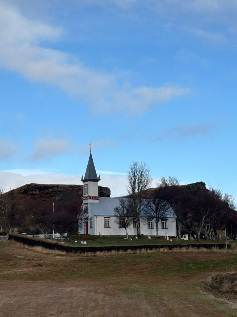 islandia-igreja-campo