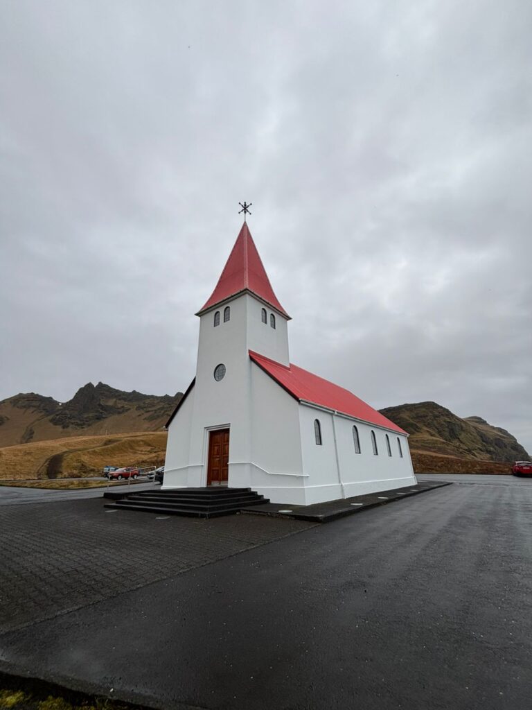 islandia-igreja-telhado-vermelho