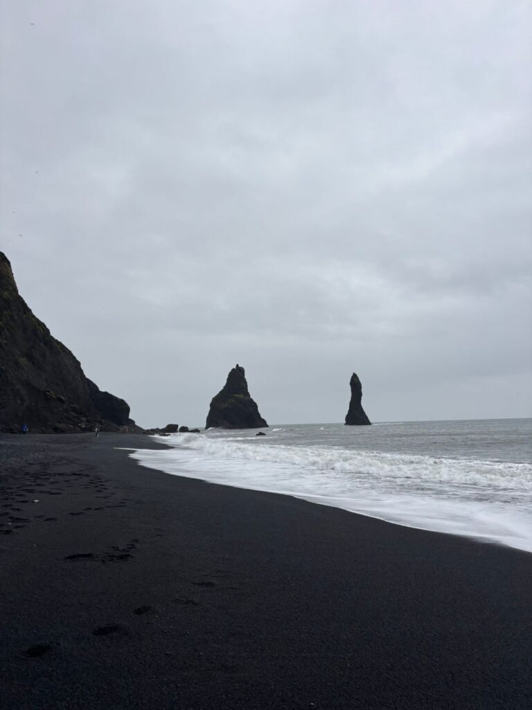 islandia-praia-areia-preta-reynisfjara